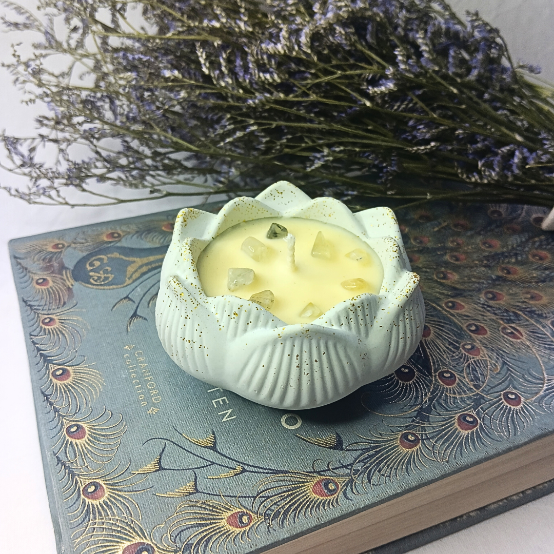 Vela Crème Brûlée em base Flor de Lótus com Prehnite