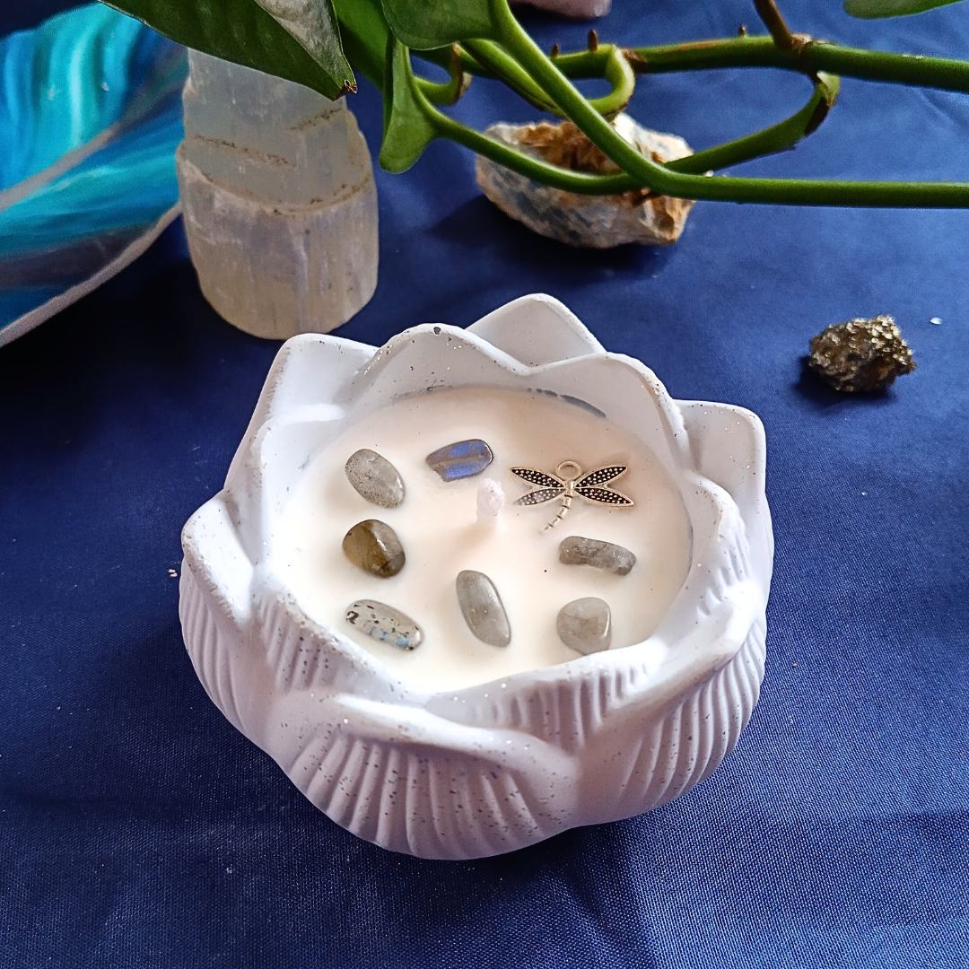 Vela Flor de Lótus com Óleo Essencial de Hortelã Pimenta e Labradorite