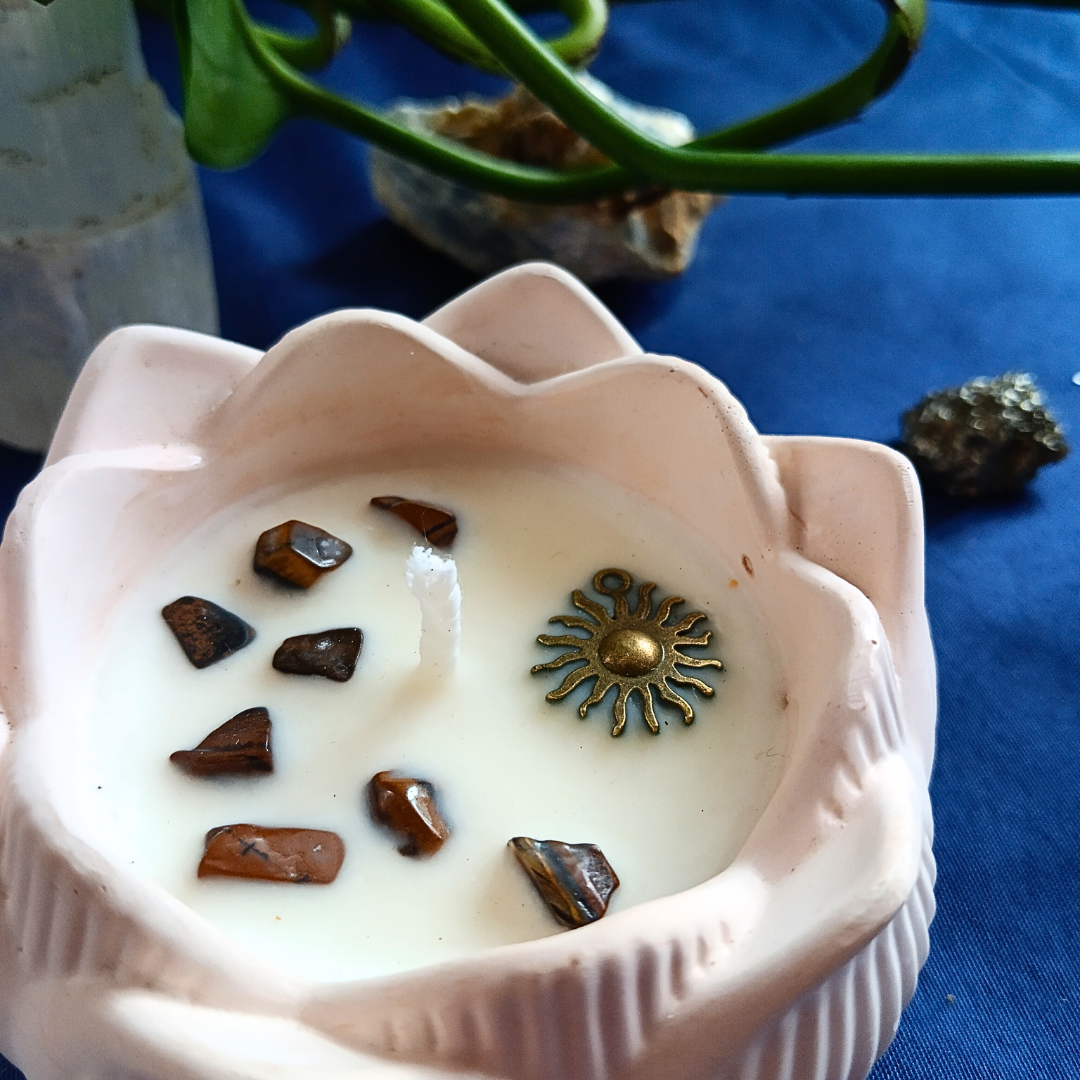Vela Flor de Lótus com Óleo Essencial de Laranja e Olho de Tigre