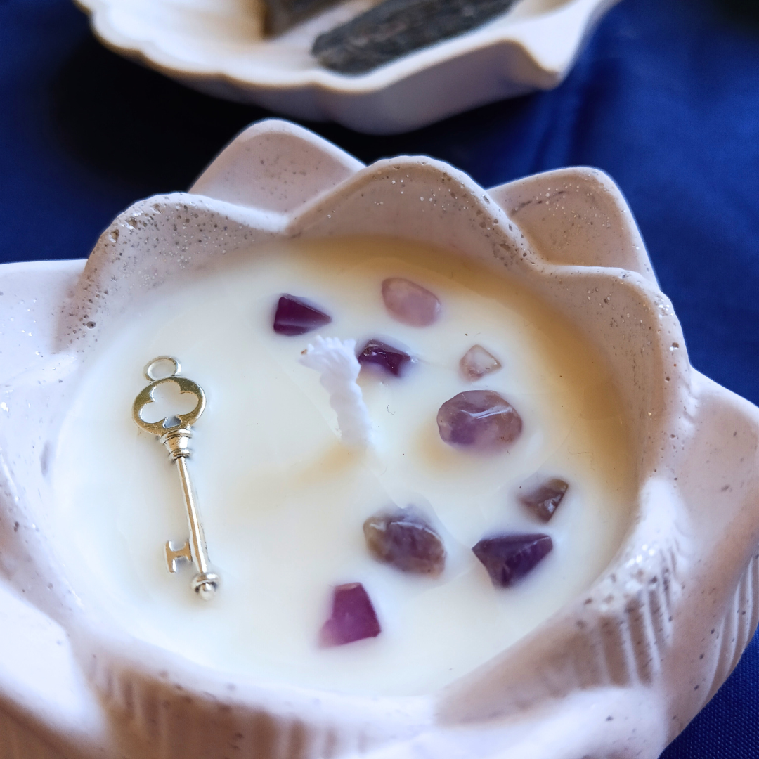 Vela Flor de Lótus com Óleo Essencial de Lavanda e Ametista