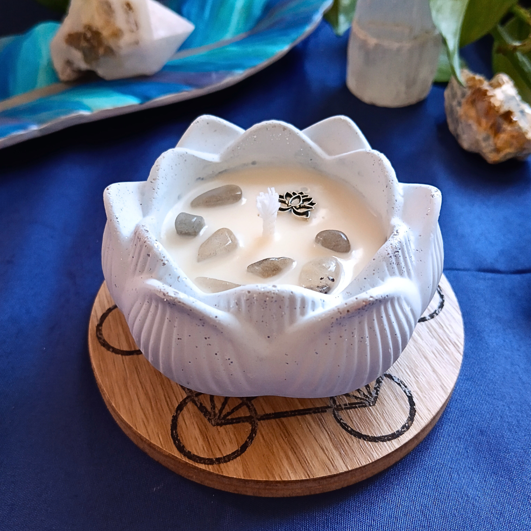 Vela Eucalipto em base Flor de Lótus com Labradorite