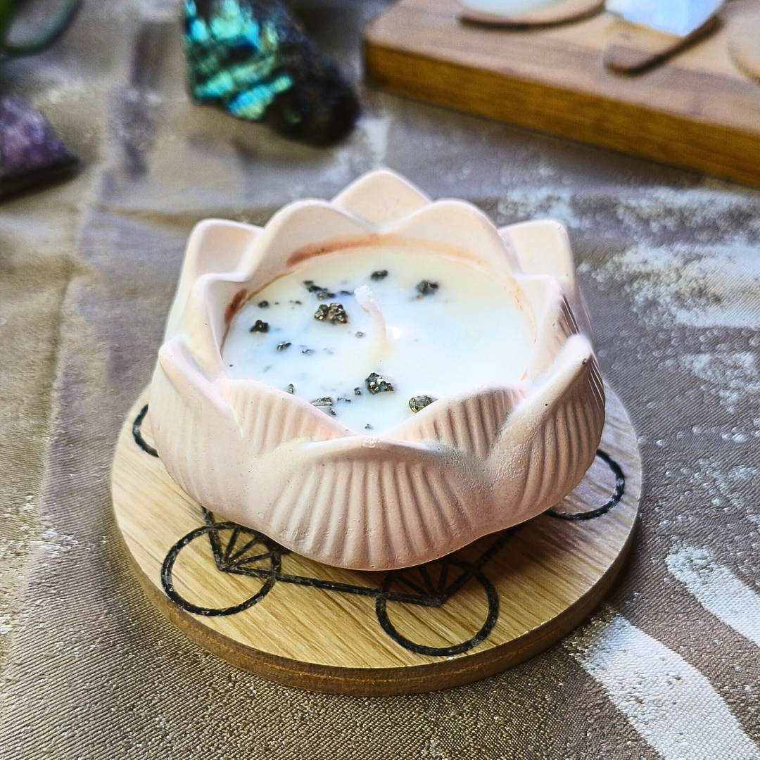 Vela Flor de Lótus com Óleo Essencial de Laranja e Pirite