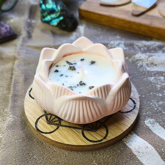 Vela Flor de Lótus com Óleo Essencial de Laranja e Pirite