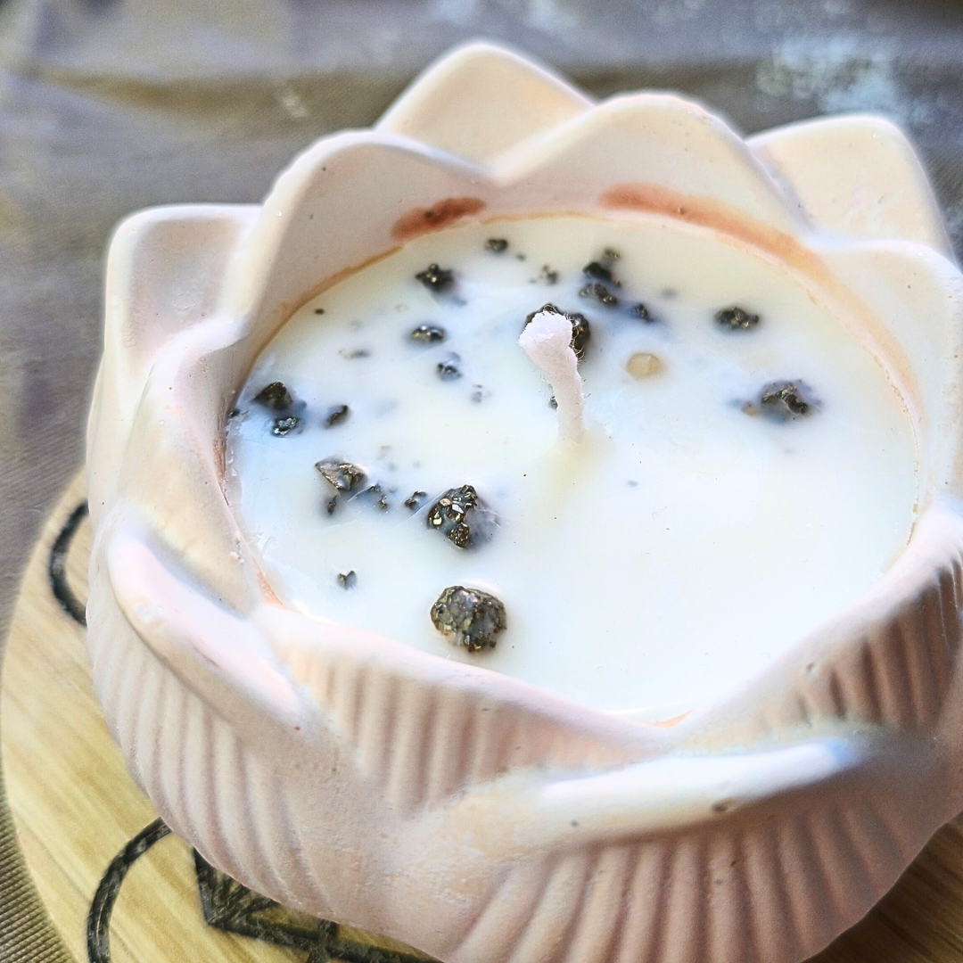 Vela Flor de Lótus com Óleo Essencial de Laranja e Pirite
