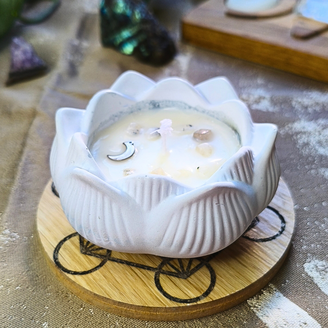 Vela Flor de Lótus com Óleo Essencial de Sálvia e Pedra da Lua
