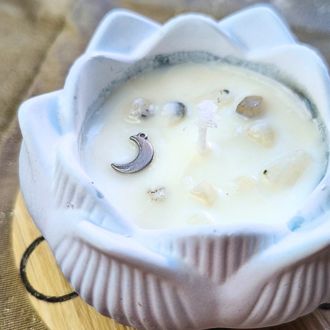 Vela Flor de Lótus com Óleo Essencial de Sálvia e Pedra da Lua