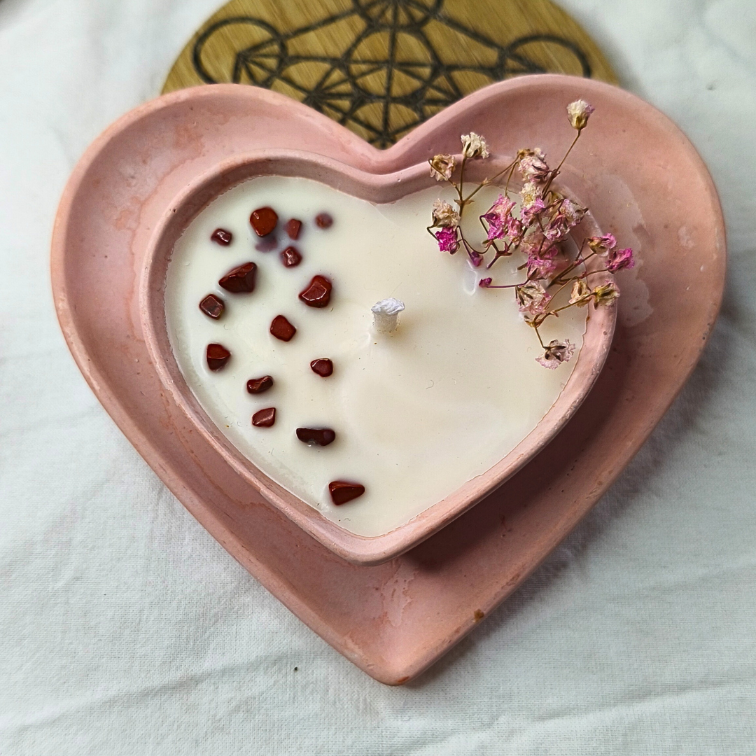 Conjunto Vela Madeira de Cedro em base Coração com Jaspe Vermelho