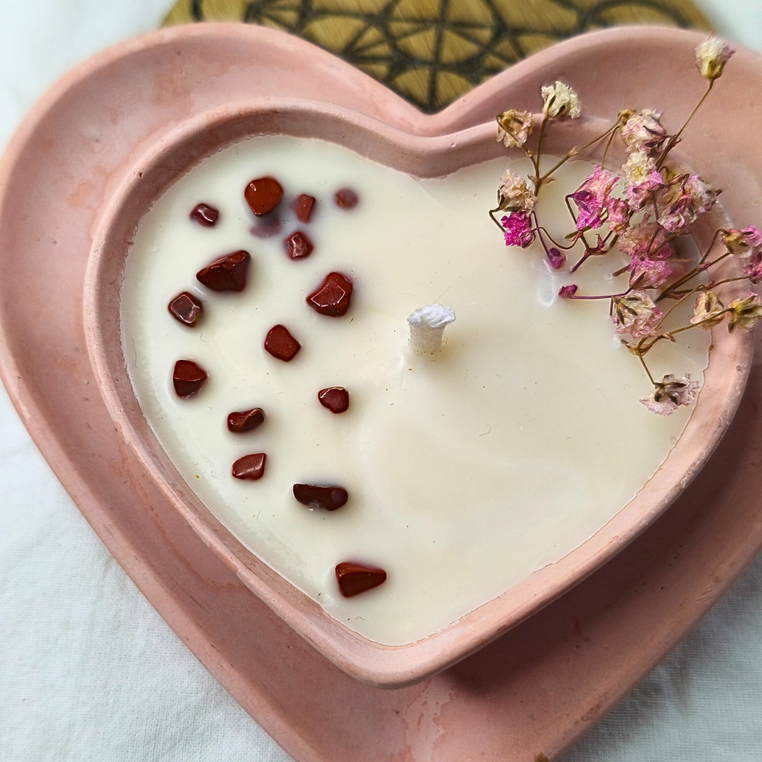 Conjunto Vela Madeira de Cedro em base Coração com Jaspe Vermelho