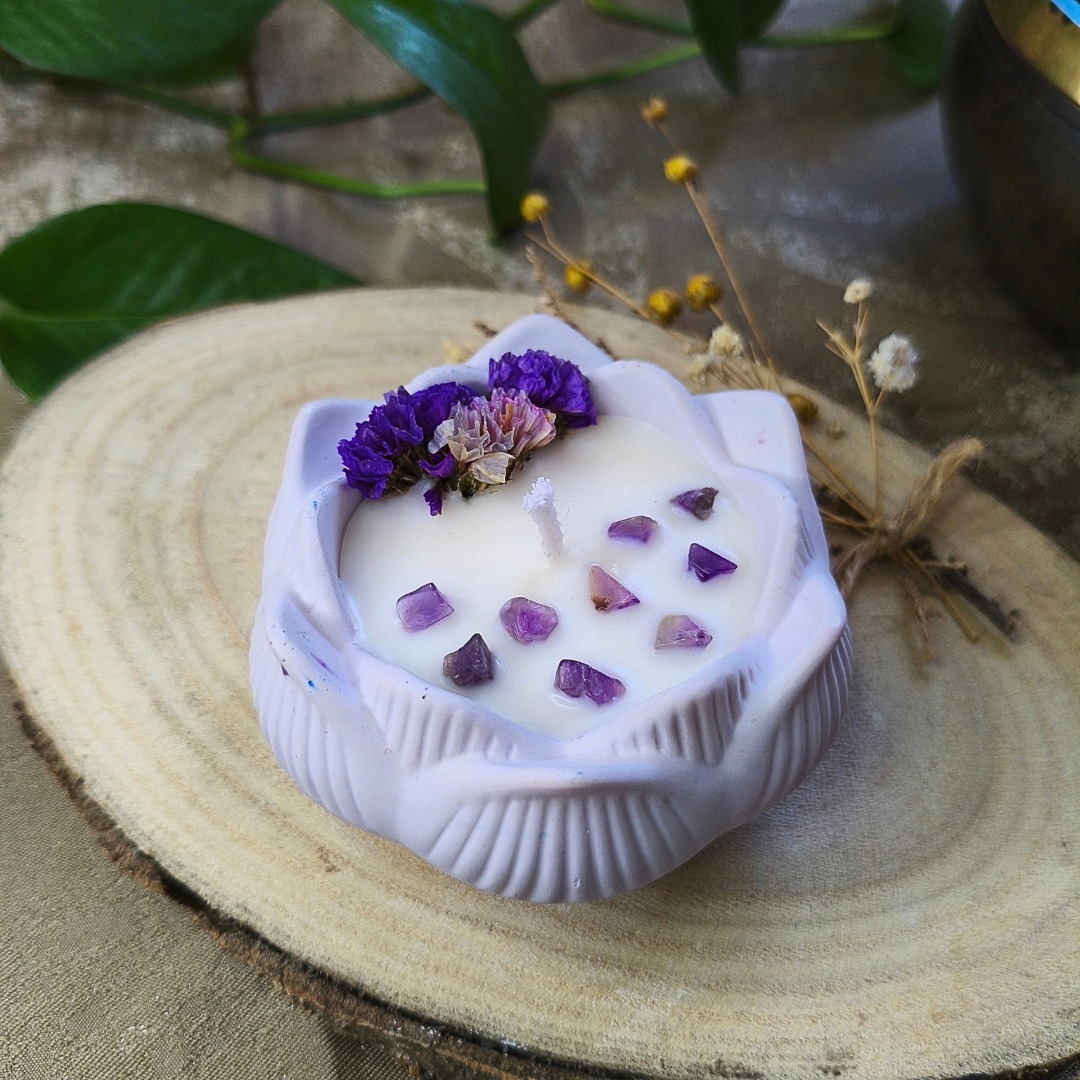 Vela Flor de Lótus com Óleo Essencial de Lavanda e Ametista