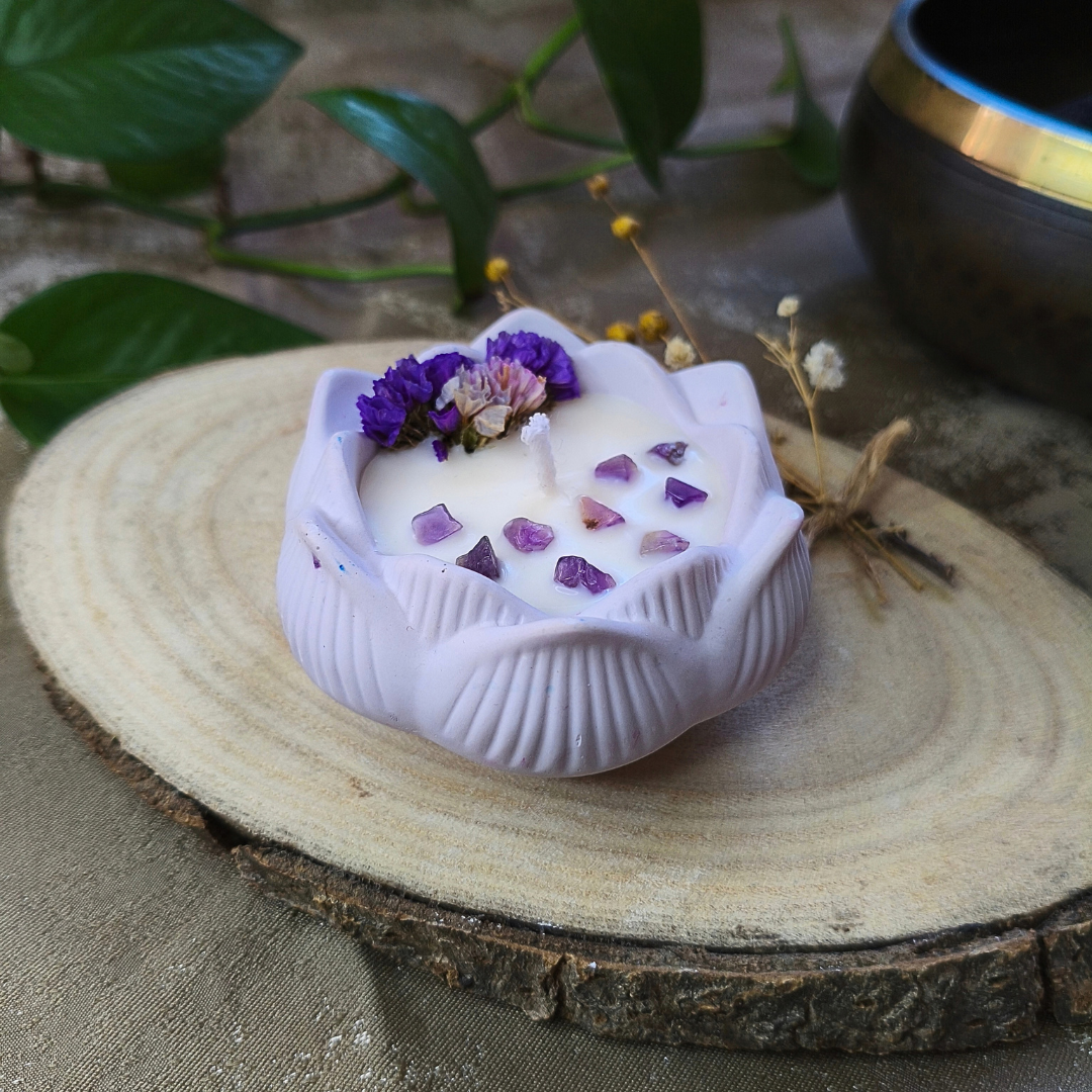 Vela Flor de Lótus com Óleo Essencial de Lavanda e Ametista