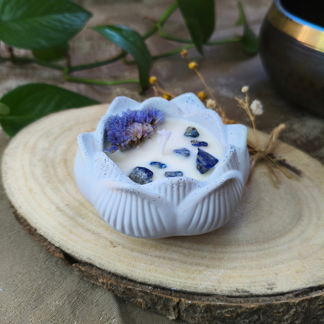 Vela Flor de Lótus com Óleo Essencial de Limão e Lápis Lazúli