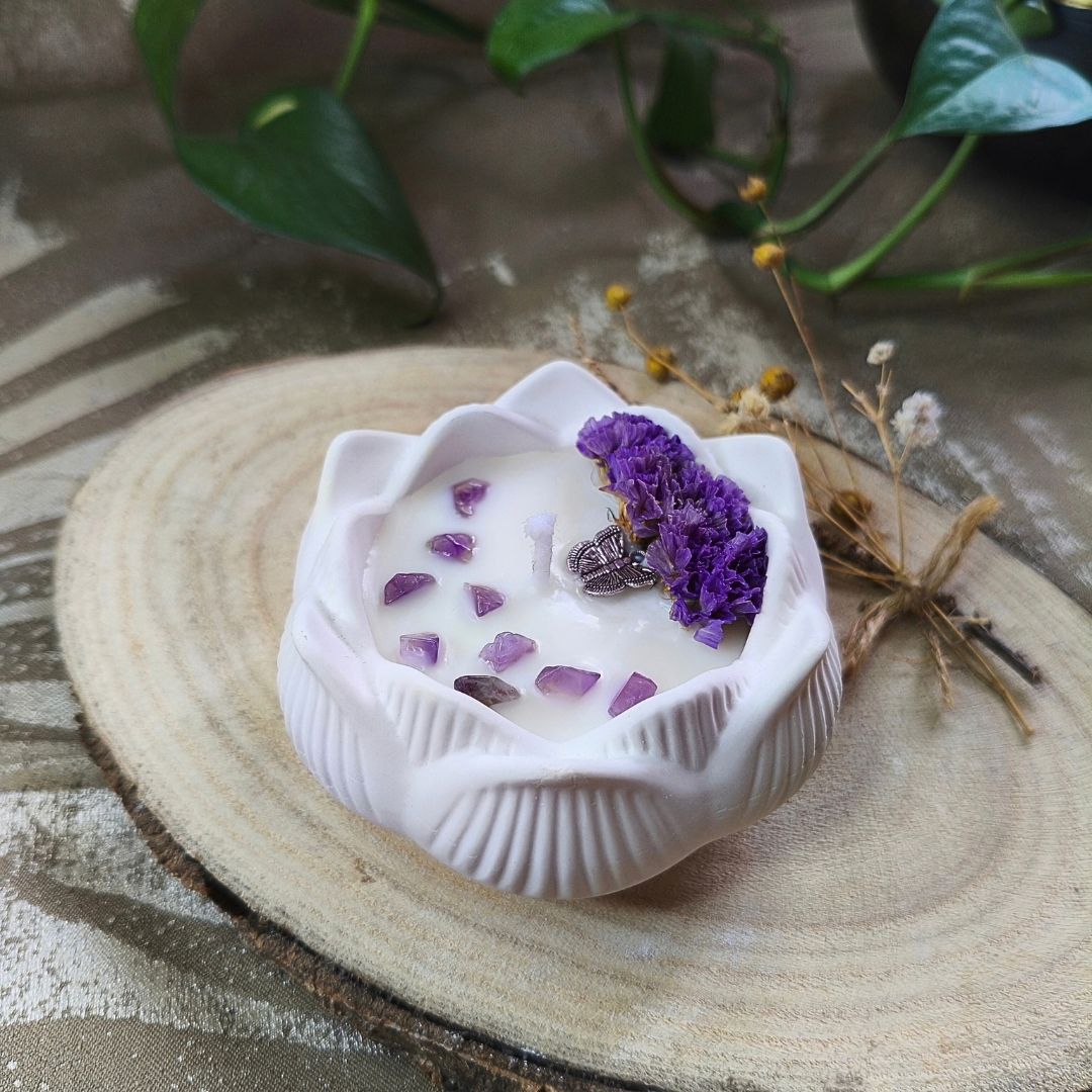 Vela Flor de Lótus com Óleo Essencial de Alecrim e Ametista