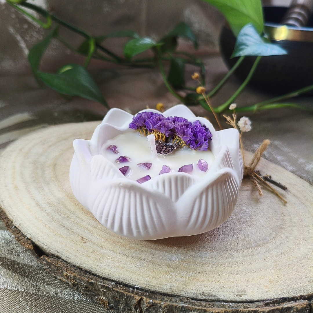 Vela Flor de Lótus com Óleo Essencial de Alecrim e Ametista
