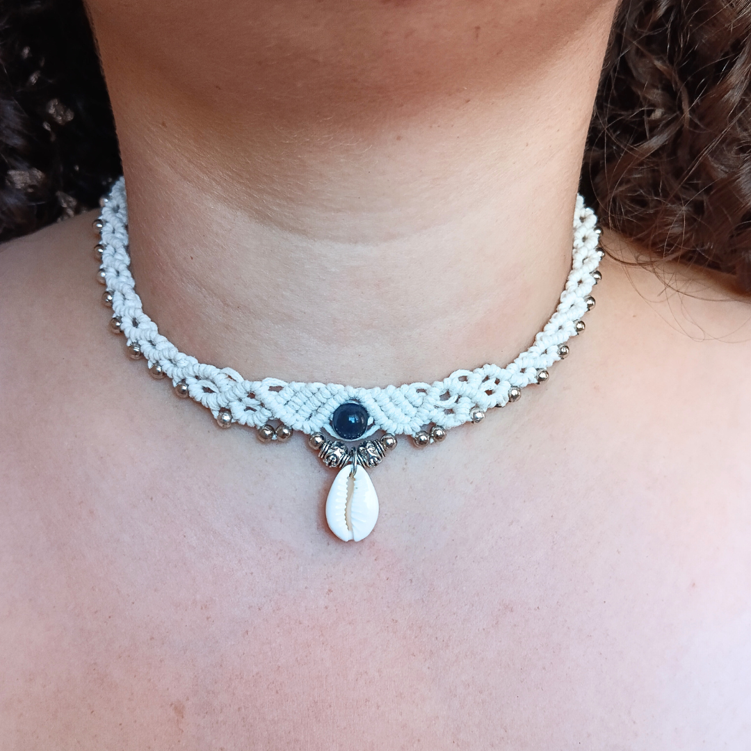 Colar Bege com Quartzo Azul