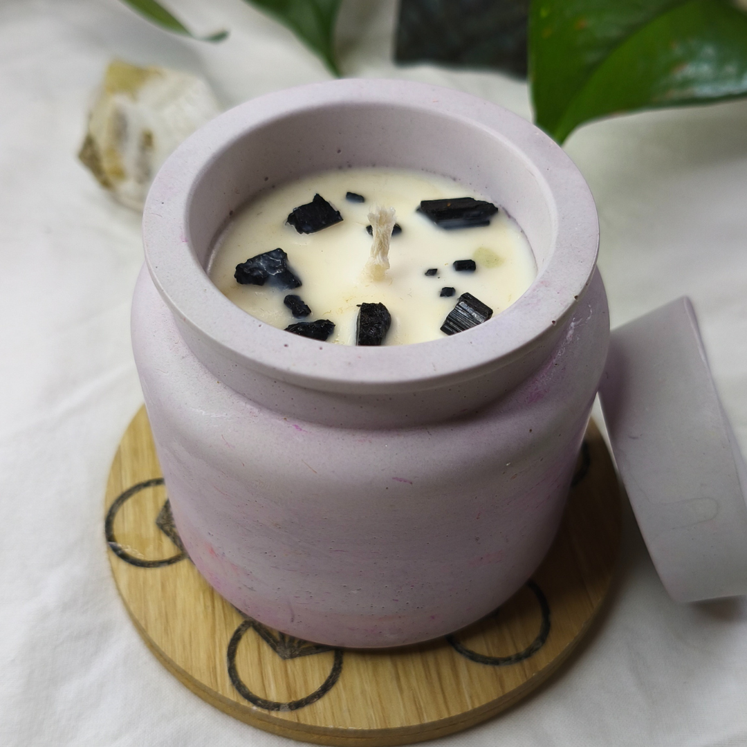 Vela Madeira de Cedro em base Pote Pequeno com Turmalina Negra