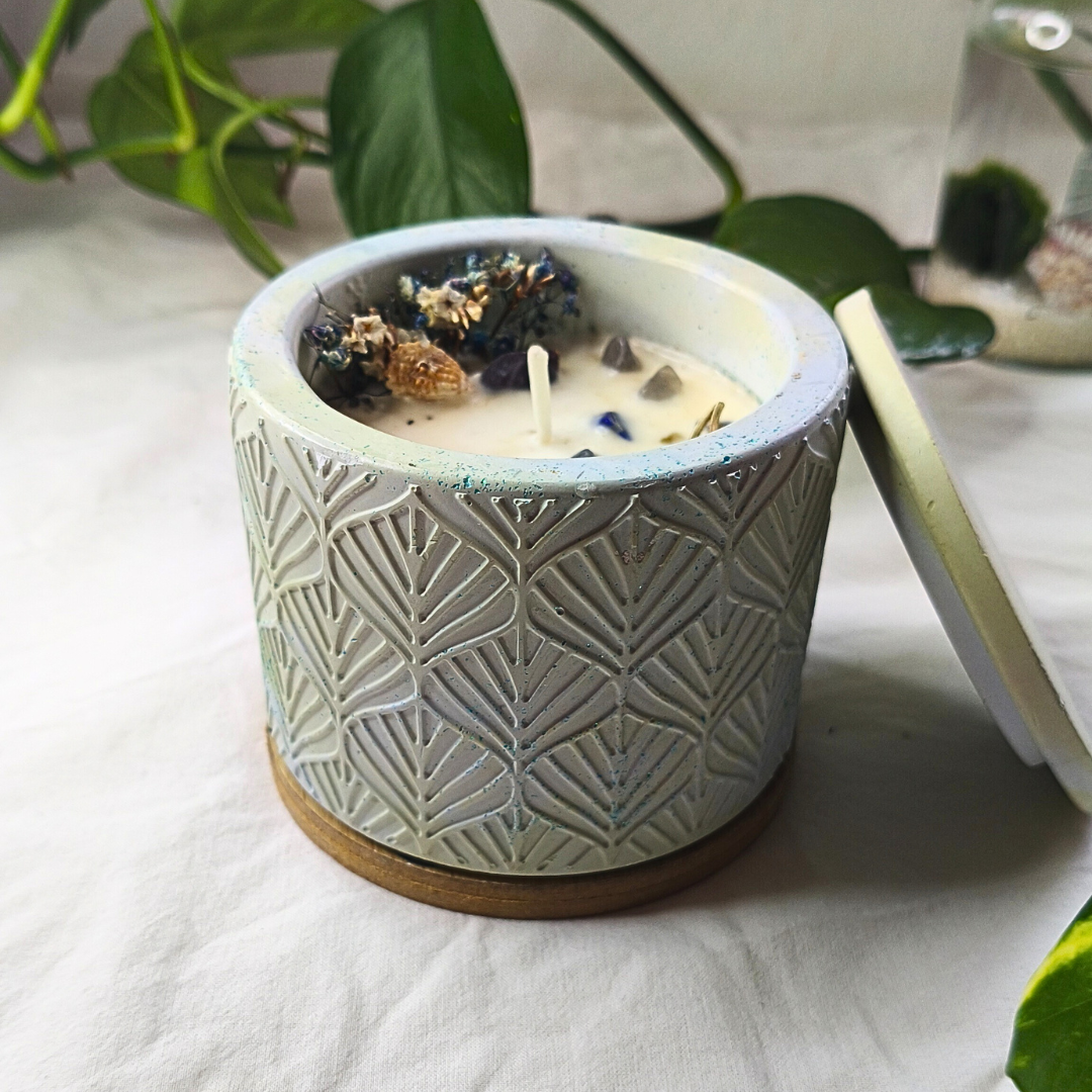 Vela Lavanda em base Pote Grande com Cristais Lápis Lazúli e Labradorite