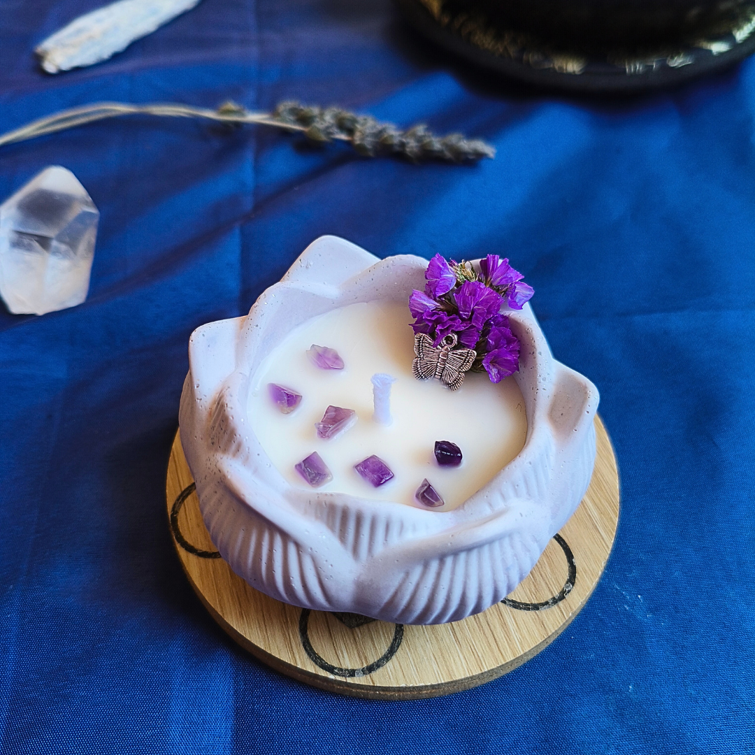 Vela Flor de Lótus com Óleo Essencial de Alecrim e Ametista