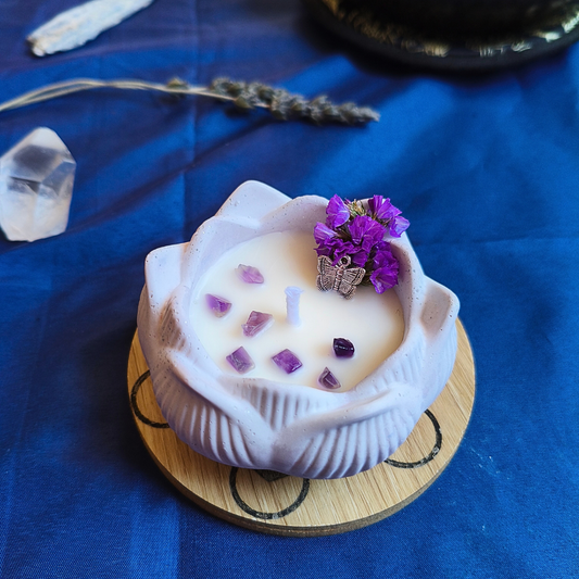 Vela Flor de Lótus com Óleo Essencial de Alecrim e Ametista