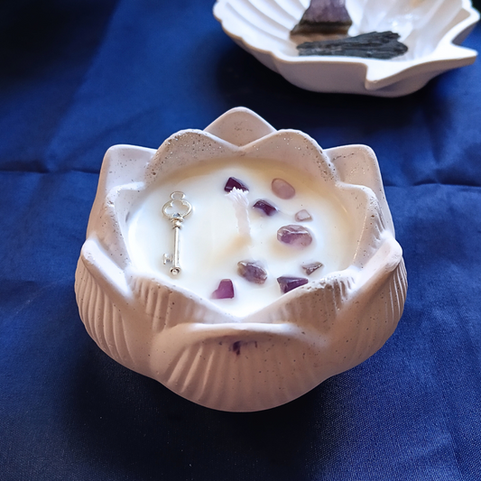 Vela Flor de Lótus com Óleo Essencial de Lavanda e Ametista