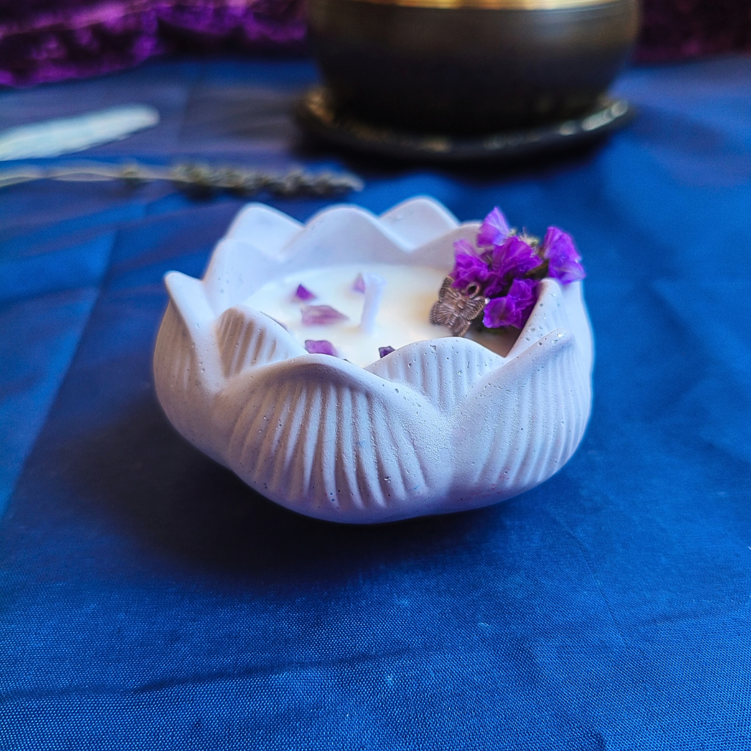 Vela Flor de Lótus com Óleo Essencial de Alecrim e Ametista
