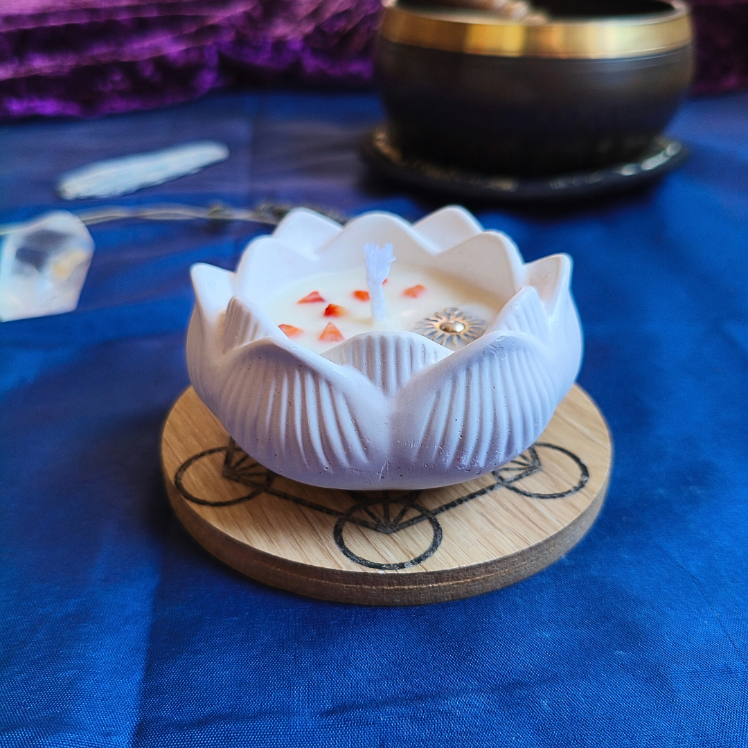 Vela Flor de Lótus com Óleo Essencial de Laranja e Cornalina