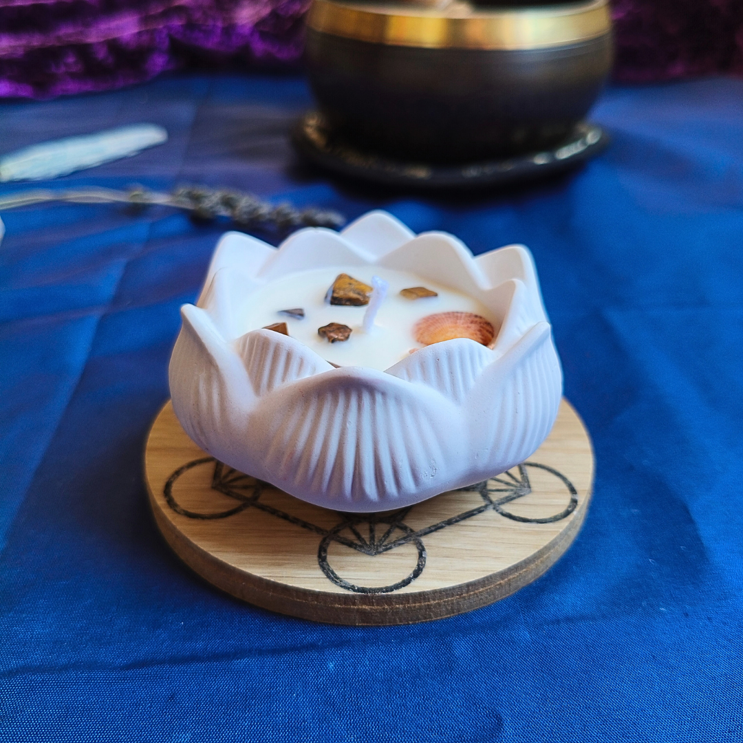 Vela Flor de Lótus com Óleo Essencial de Hortelã Pimenta e Olho de Tigre