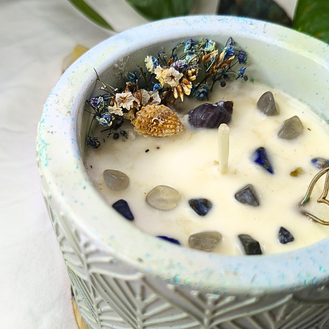Vela Lavanda em base Pote Grande com Cristais Lápis Lazúli e Labradorite