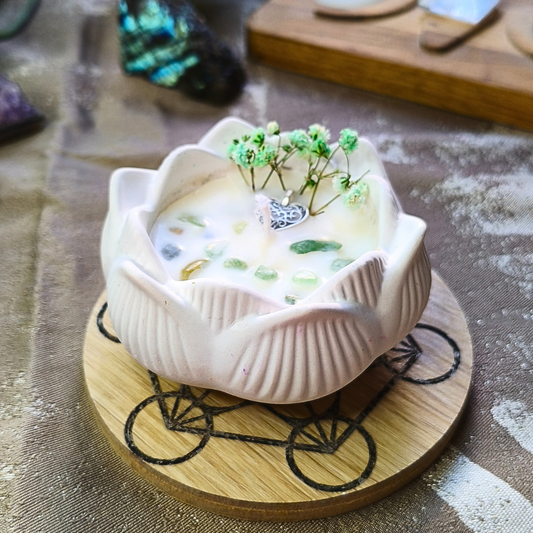 Vela Flor de Lótus com Óleo Essencial de Alecrim e Aventurina Verde